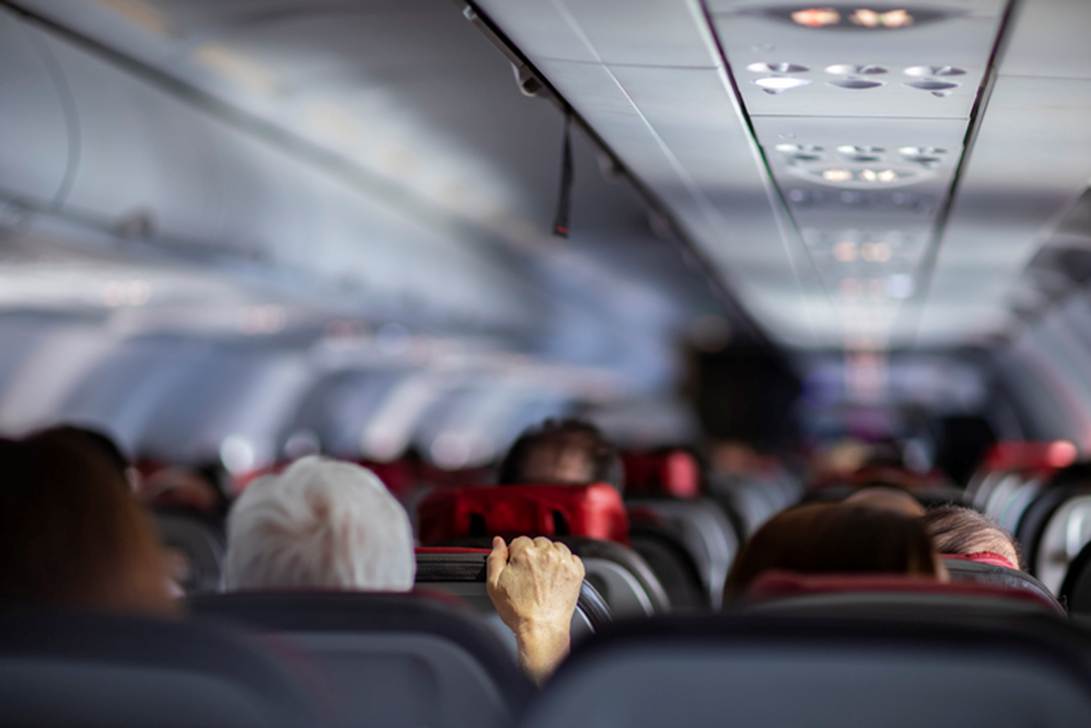 A group of people sitting in an airplane

AI-generated content may be incorrect.